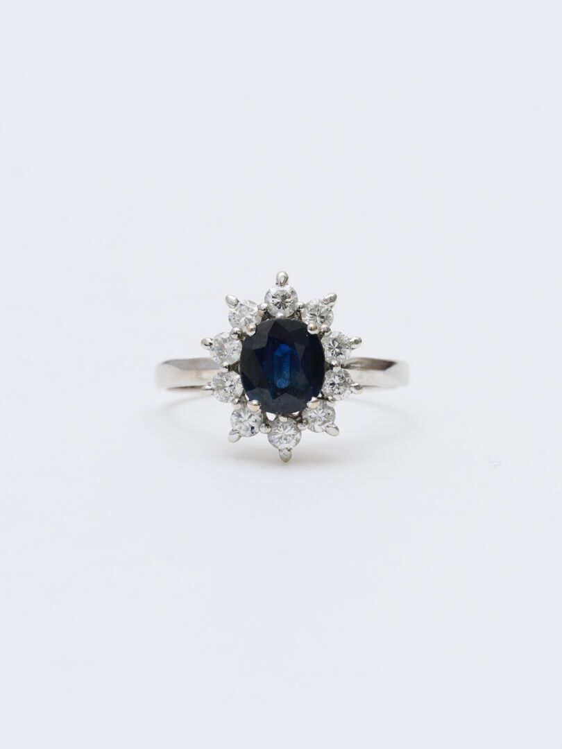 Bague marguerite 18k（750）白金雏菊戒指，镶嵌着一颗爪镶椭圆形刻面蓝宝石，周围是明亮式切割钻石。
蓝宝石的重量：约1.50克拉。
毛重：4&hellip;