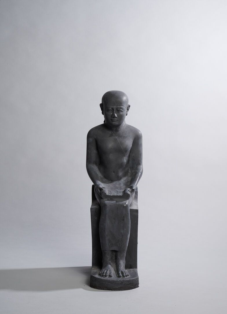 Imhotep assis 国家博物馆模塑工作室（1928 年）
伊姆霍特普坐像
彩绘石膏
H.45 厘米 宽 24 厘米 深 11 厘米 
根据卢浮宫博物馆（&hellip;