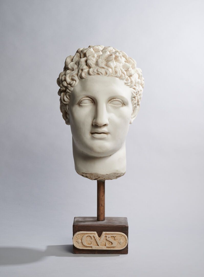 Tête antique 意大利工作室
古董头像
大理石填充树脂，底座
H.54 厘米 宽 22 厘米 深 28 厘米 
可能以希腊著名雕塑家普拉克西特莱斯（P&hellip;