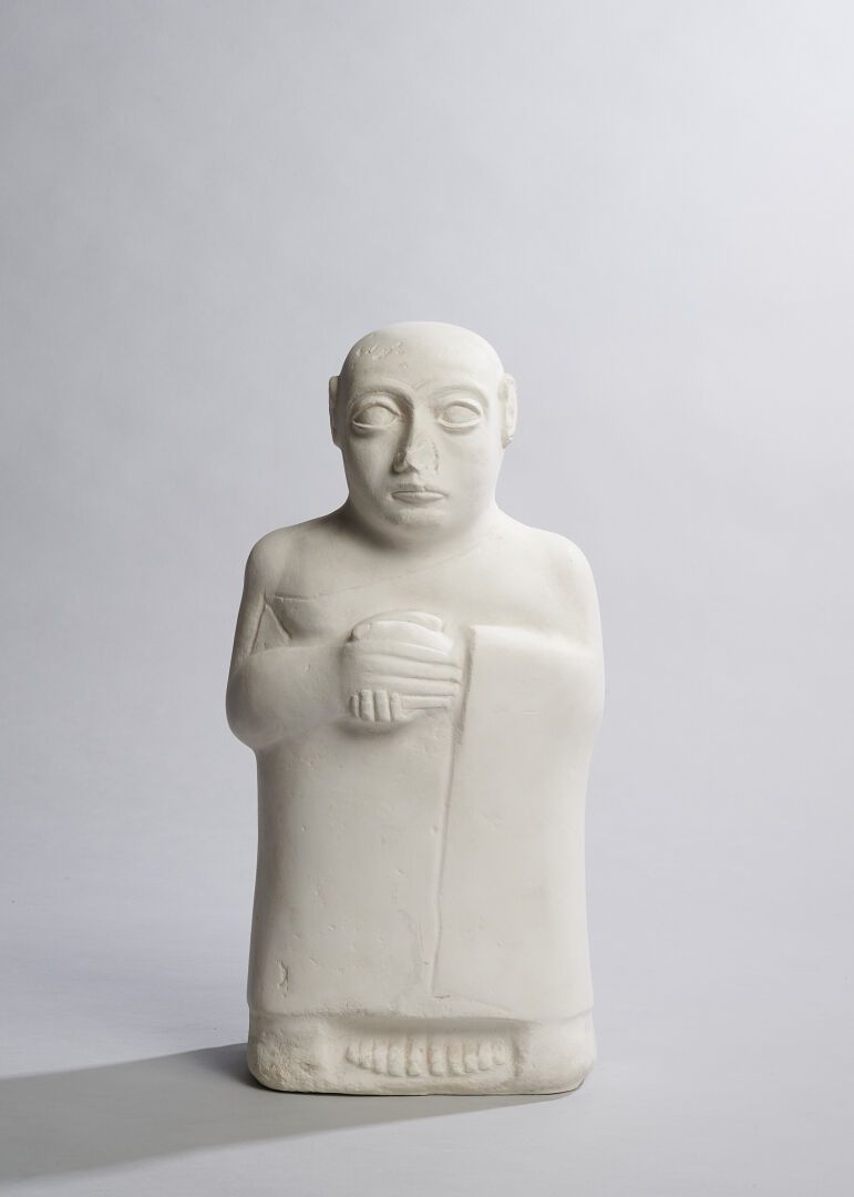Orant sumérien 国家博物馆模具车间（1928-）
苏美尔兰特
石膏
H.26 厘米 宽 10 厘米 深 1 厘米 
根据卢浮宫博物馆（巴黎）收藏的&hellip;