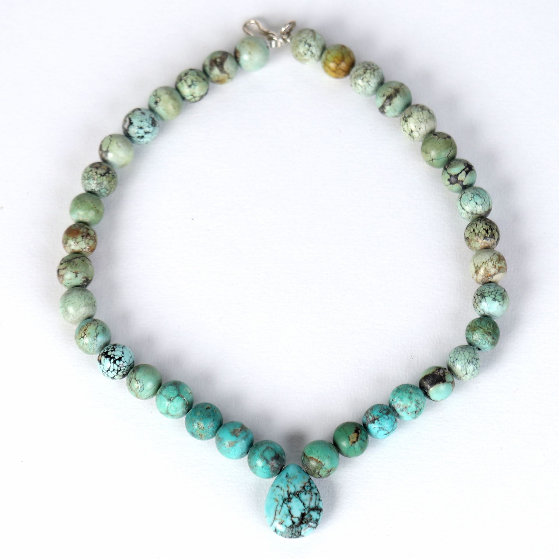 Null Collier en perles de turquoise.
Longueur : 23 cm.