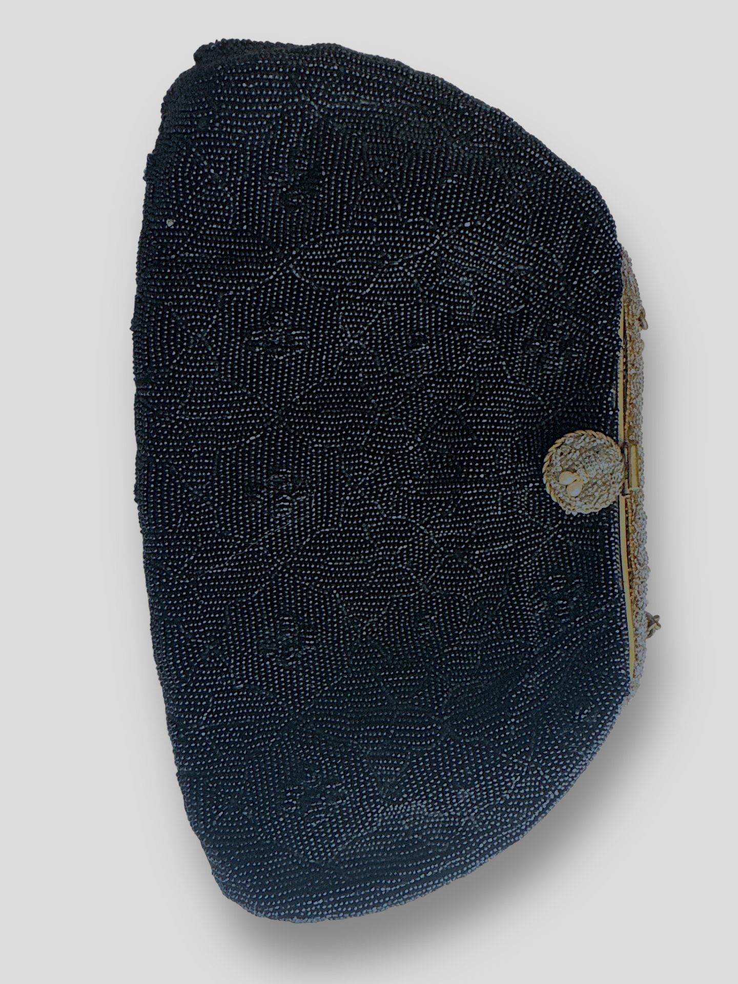 Null Minaudière mit schwarzen Rocaille-Perlen verziert