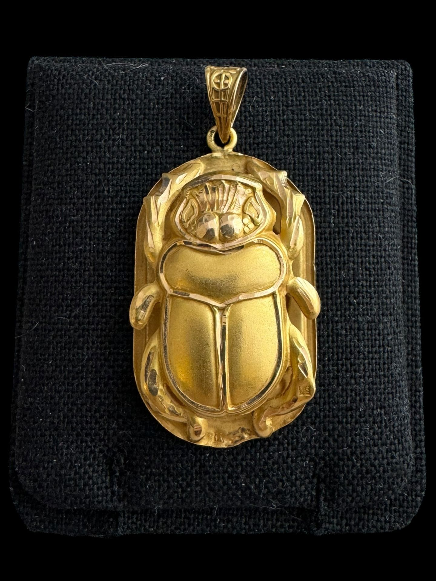 Null Pendentif en or jaune (18k ) figurant un scarabée
Poids : 4,5 g
