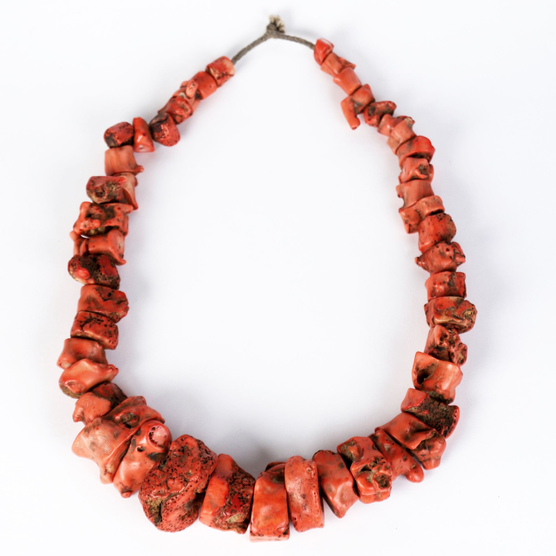 Null Collier. 46 perles de corail brut rouge. Longueur: 44 cm.