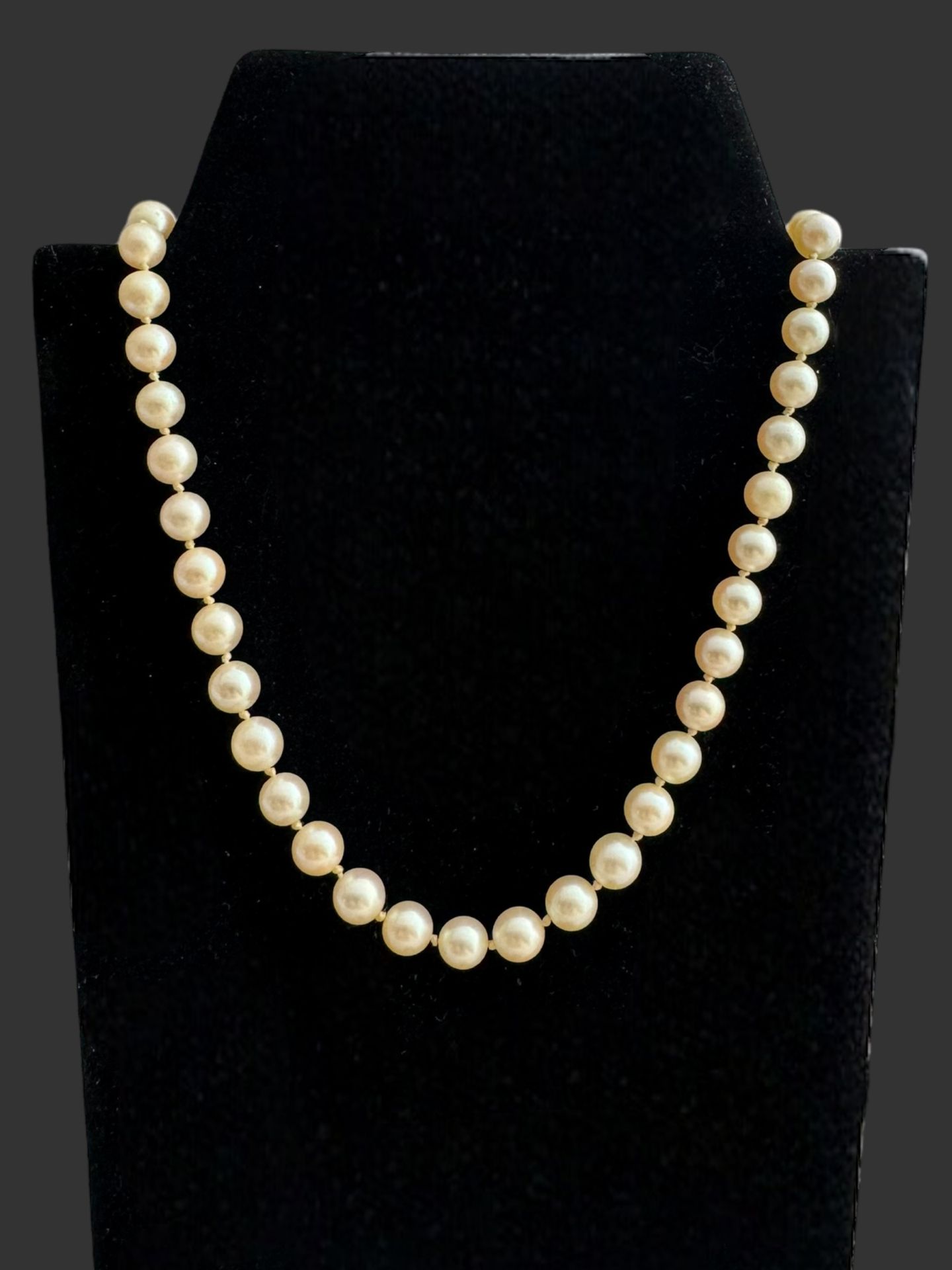 Null Collier composé de 61 perles de culture, le fermoir olive en or blanc