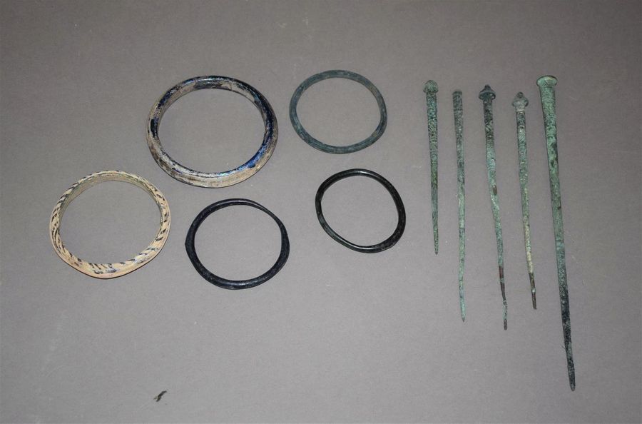 Null Lot comprenant 5 bracelets annulaires en pâte de verre et 5 épingles dont d&hellip;