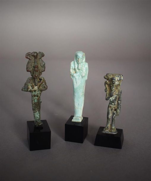 Null Lot comprenant trois pièces : - une statuette d'Osiris debout, bronze à pat&hellip;