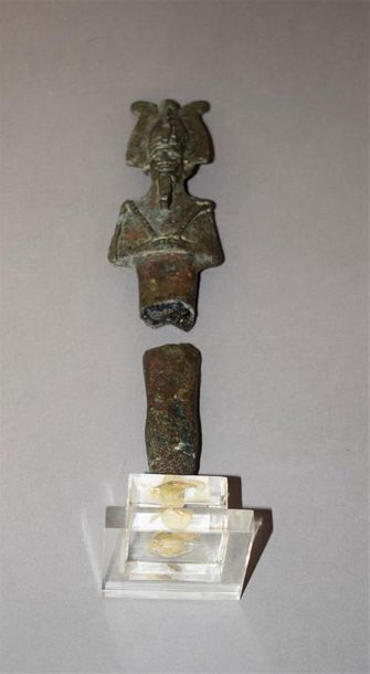 Null Statuette d'Osiris momiforme debout tenant le flagellum et le sceptre. Bron&hellip;