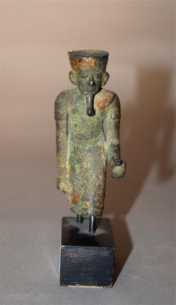 Null Fragment de statue d'Amon marchant, la main gauche tendue. Il porte une bar&hellip;