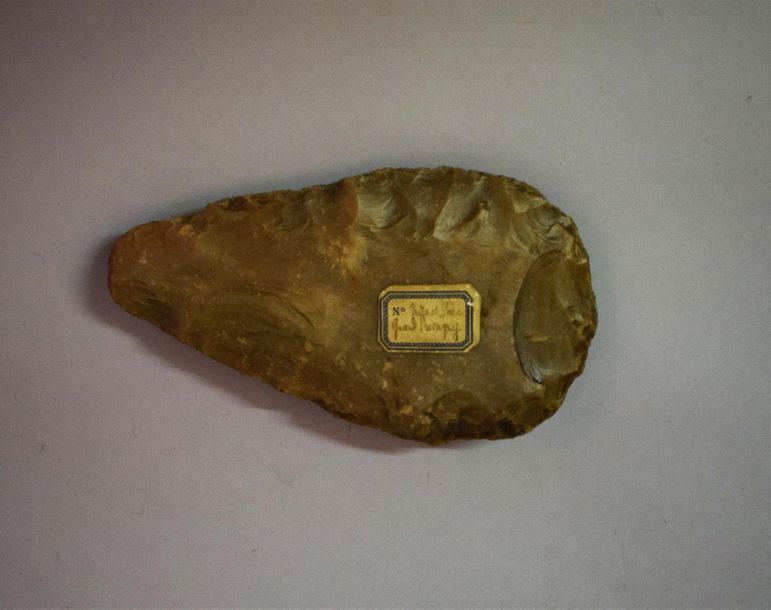 Null Pièce bifaciale amygdaloïde, silex marron L. 18 cm France, étiquette indiqu&hellip;