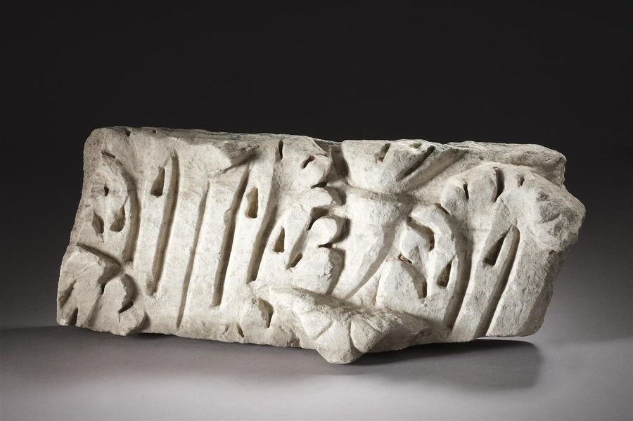 Null Fragment en marbre d'un décor architectural représentant des palmettes d'un&hellip;