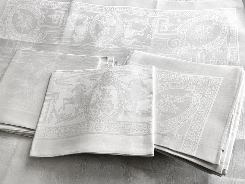 Null Service de table, nappe et douze serviettes, fin du XIXème siècle

En damas&hellip;