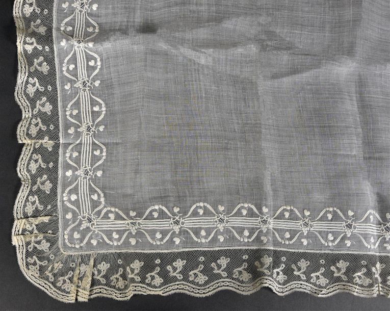 Null Grand mouchoir brodé, milieu du XIXe siècle

En linon fil de main, frise on&hellip;