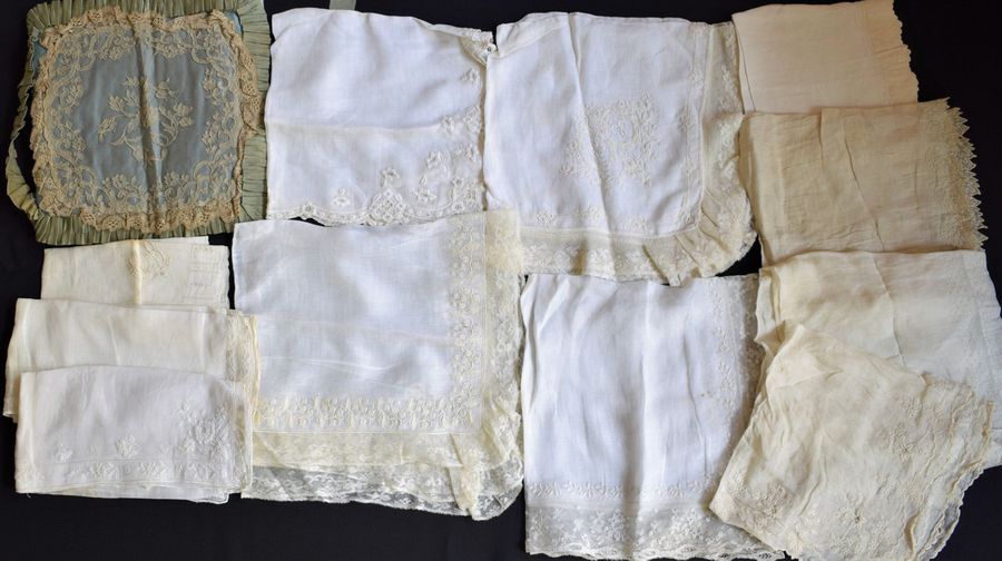 Null Pochette et onze mouchoirs brodés, seconde moitié du XIXe siècle

Brodés au&hellip;
