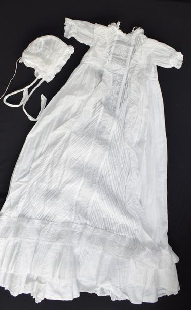 Null Robe de baptême brodée, fond de robe et bonnet, milieu du XIXe siècle

En m&hellip;