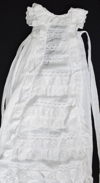 Null Robe de baptême, broderie anglaise, fin du XIXe siècle

A manches courtes e&hellip;