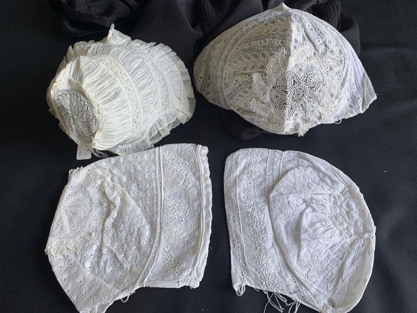 Null Quatre bonnets d'enfants, broderies Ayreshire, XIXe siècle

Trois en fine b&hellip;