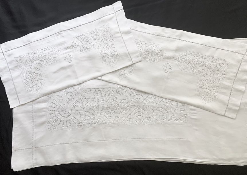 Null Parure de lit brodée, drap et ses taies, vers 1930-1940

En fine toile de l&hellip;