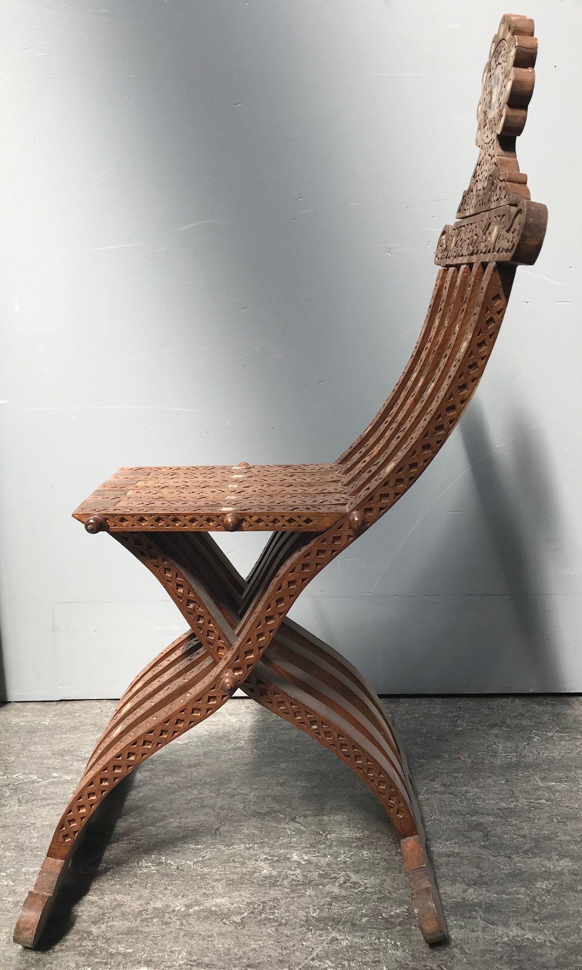 Paire de chaises iraniennes en bois sculpté et incrustations de nacre

H.68 cm -&hellip;