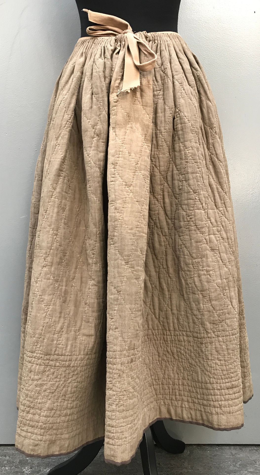 Jupon provençal, XIXe siècle 
奶油色和棕色条纹的连体底裙，用钻石缝制；底部有叶子棕榈叶和细珠缝制的飘带，（污渍）。

H.86厘米&hellip;