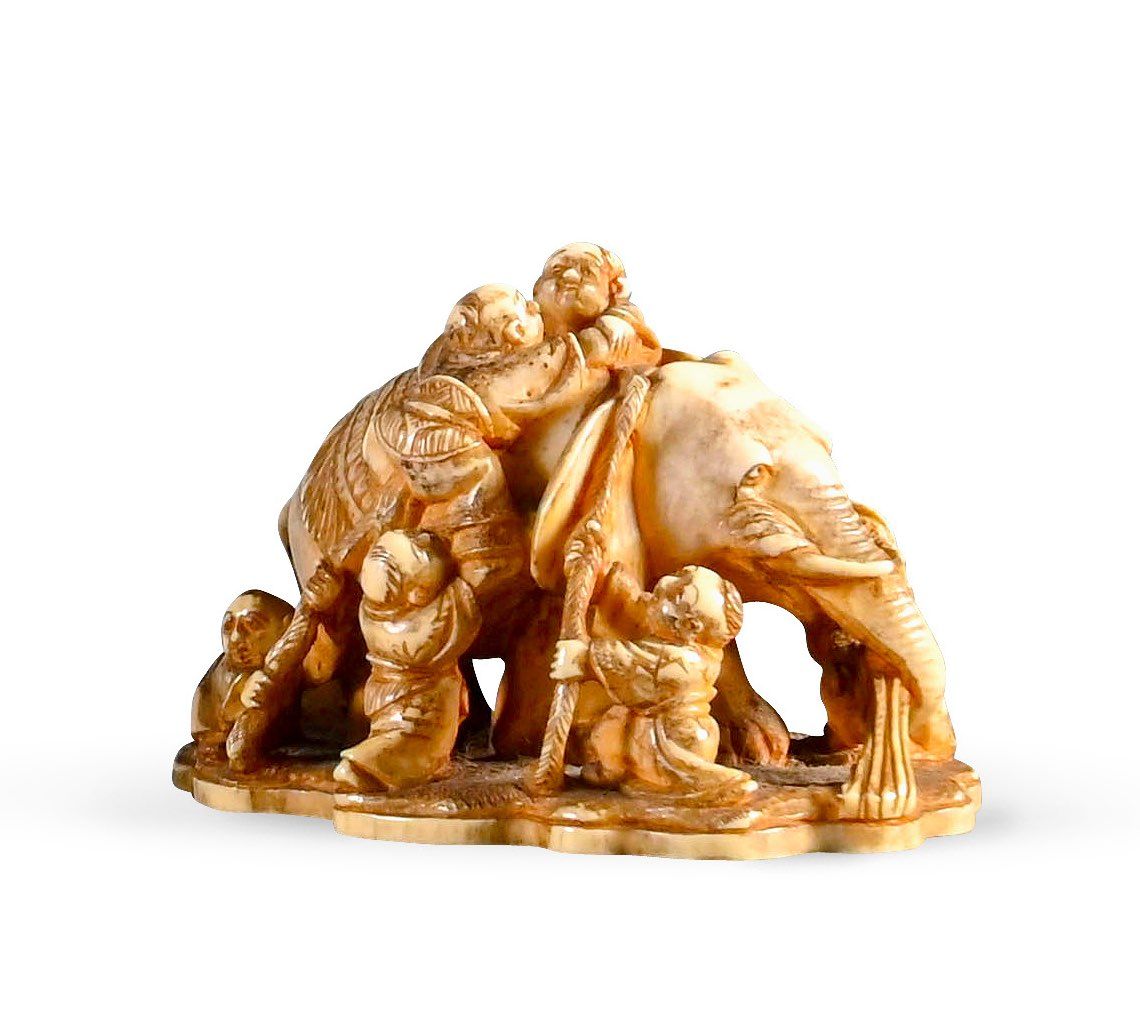 **JAPON, Epoque Meiji Ivory Netsuke representing an elephant surrounded by seven&hellip;