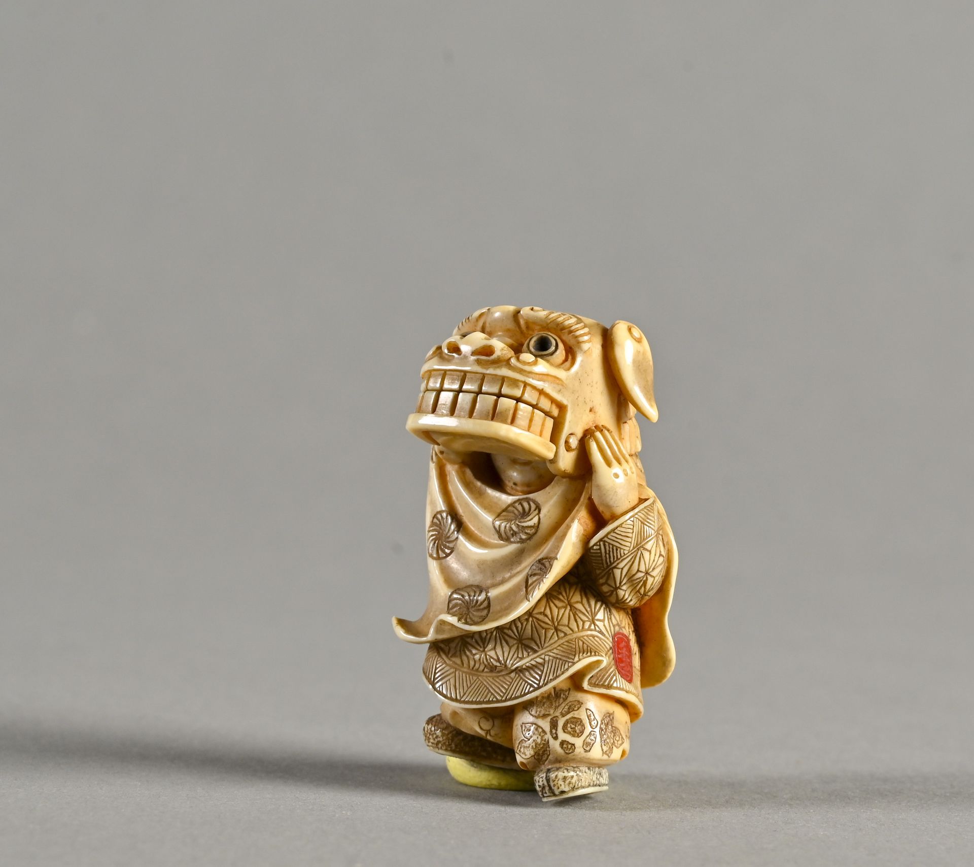 **JAPON, Epoque Meiji Ivory netuske representing a child playing with a Shishi m&hellip;