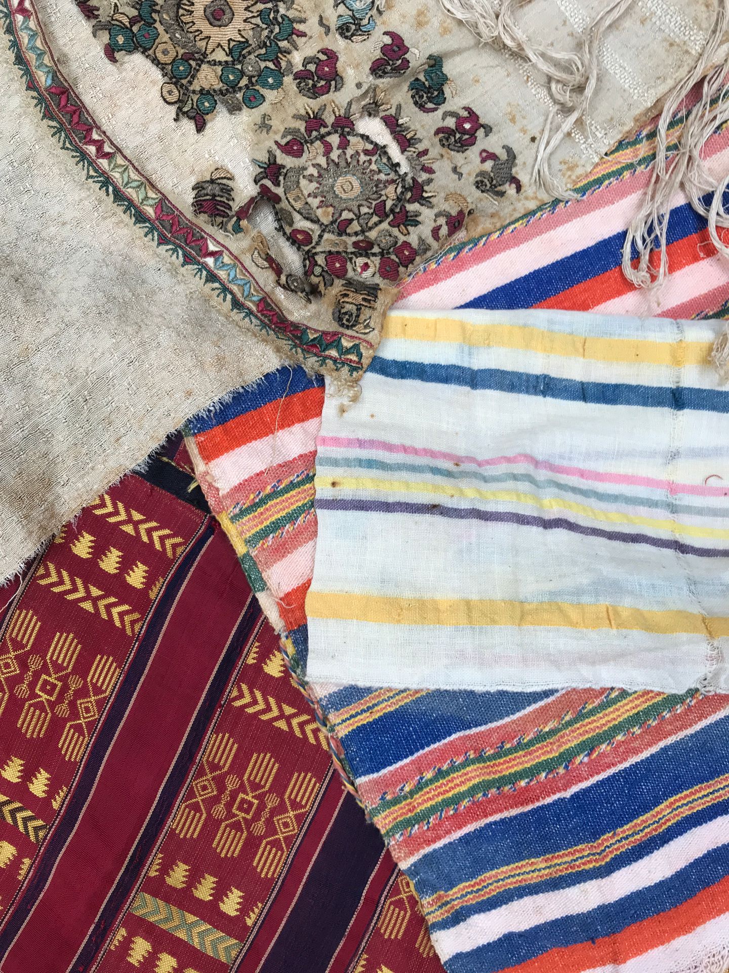 Fragments de textiles orientaux comprenant 7 pièces de différentes natures et co&hellip;