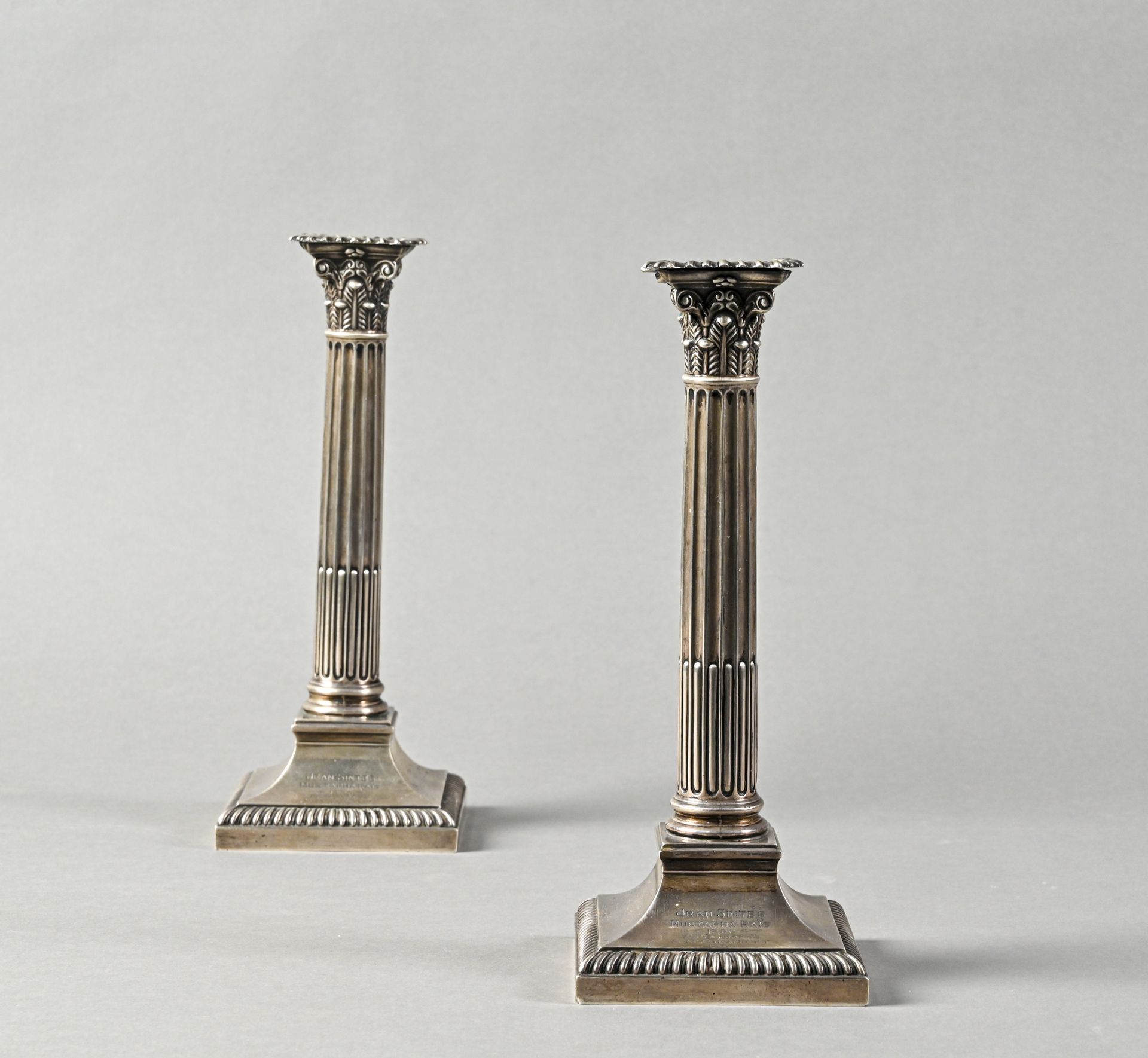 Paire de flambeaux English silver with quadrangular base, fluted shaft with Cori&hellip;