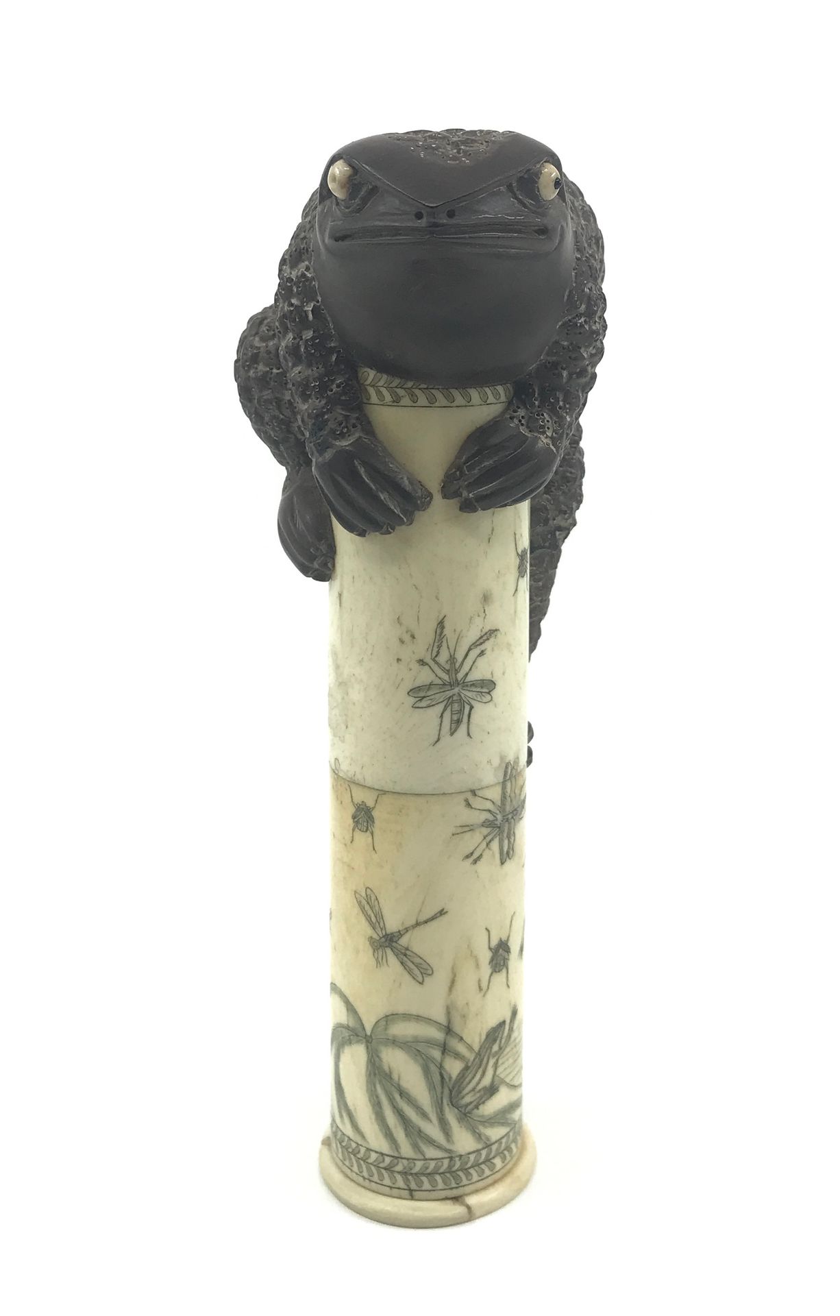 **CHINE - vers 1920 象牙雕刻的香筒，装饰有青蛙捕食昆虫和蜻蜓的图案，顶部是雕刻的青蛙。

底座下有铭文。

H.18厘米AS