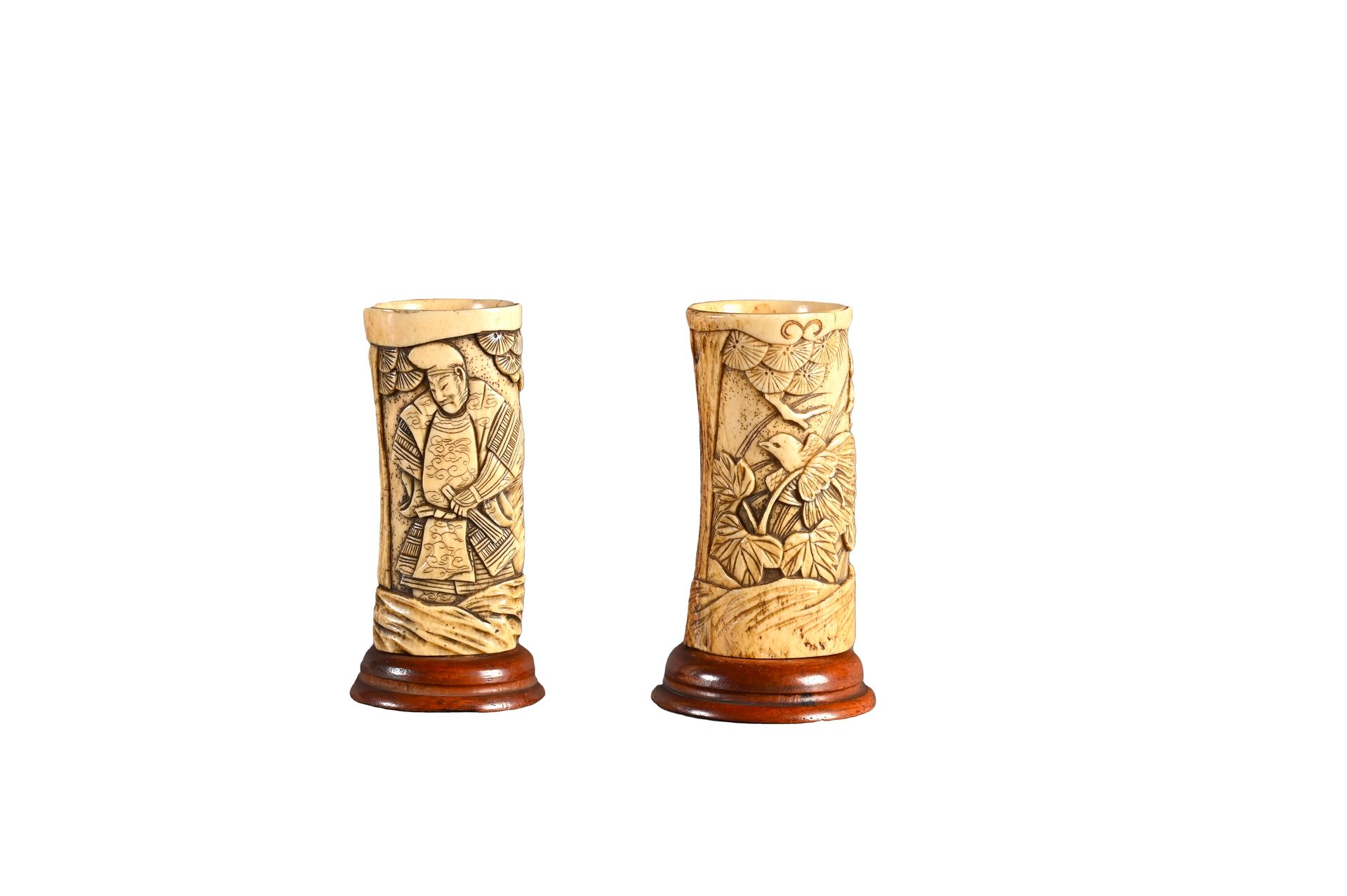 JAPON, époque Meiji Two small brush pots in deer wood on a base

One is decorate&hellip;