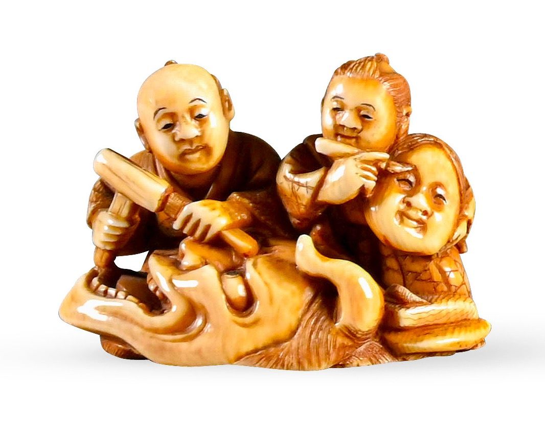 **JAPON, Epoque Meiji. 象牙网饰代表了一个雕刻大师在雕刻一个Oni面具的同时，他的学徒在雕刻一个okame面具。

这两个人物正坐在一张猫&hellip;