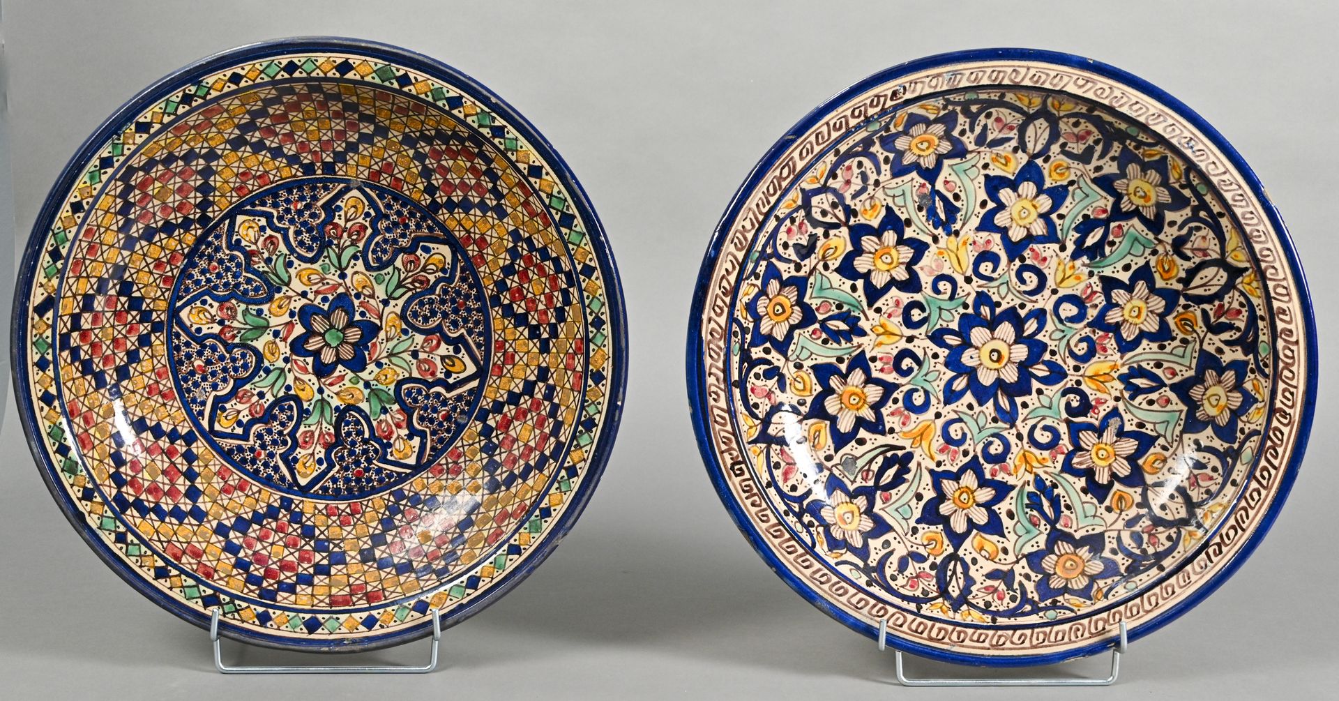 Paire de plats à tajine aus polychrom glasierter Keramik, mit Grün-, Gelb- und B&hellip;