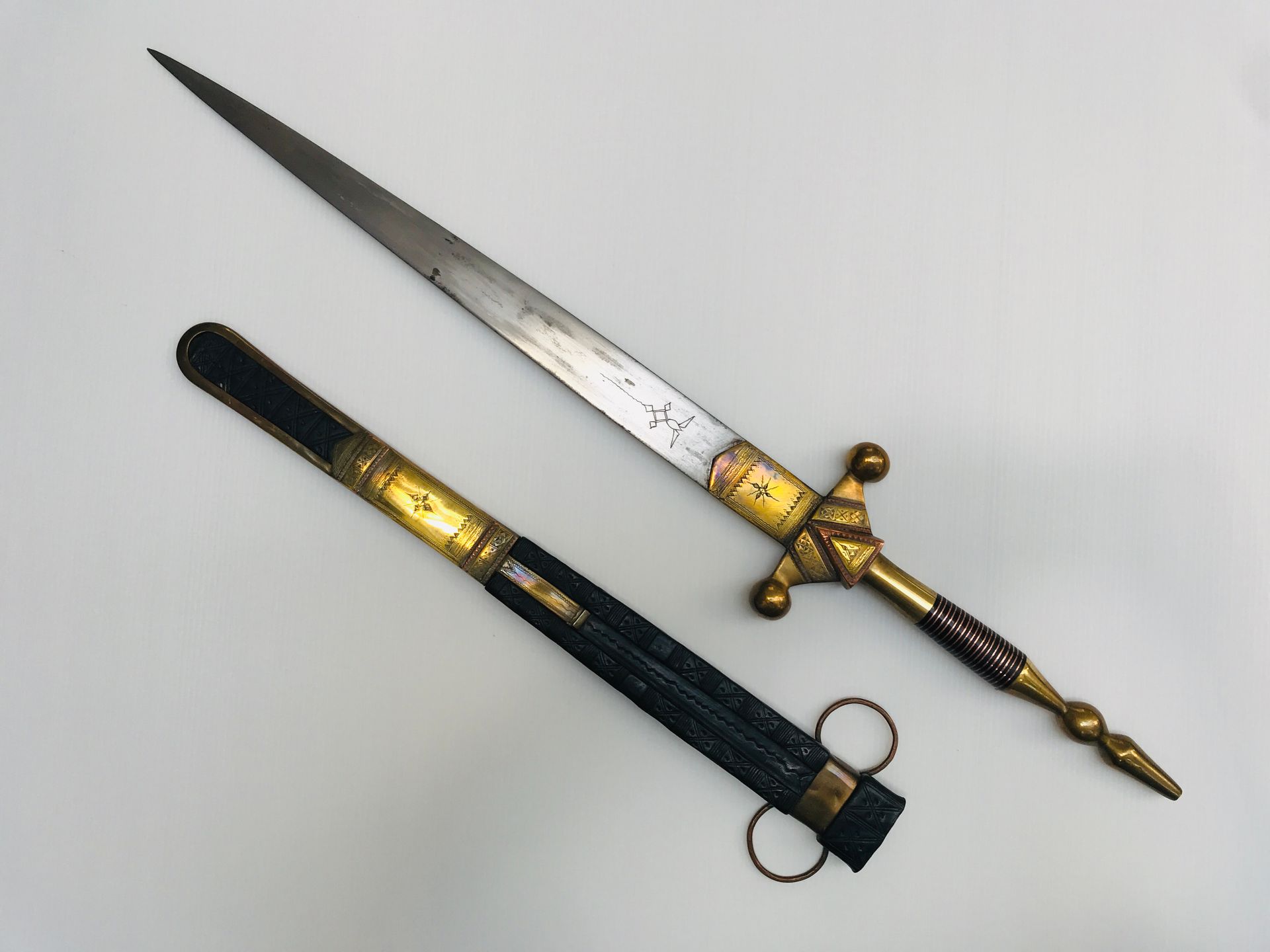 Épée touareg 黄铜和铜制雕刻，皮制刀鞘

L. 77 cm