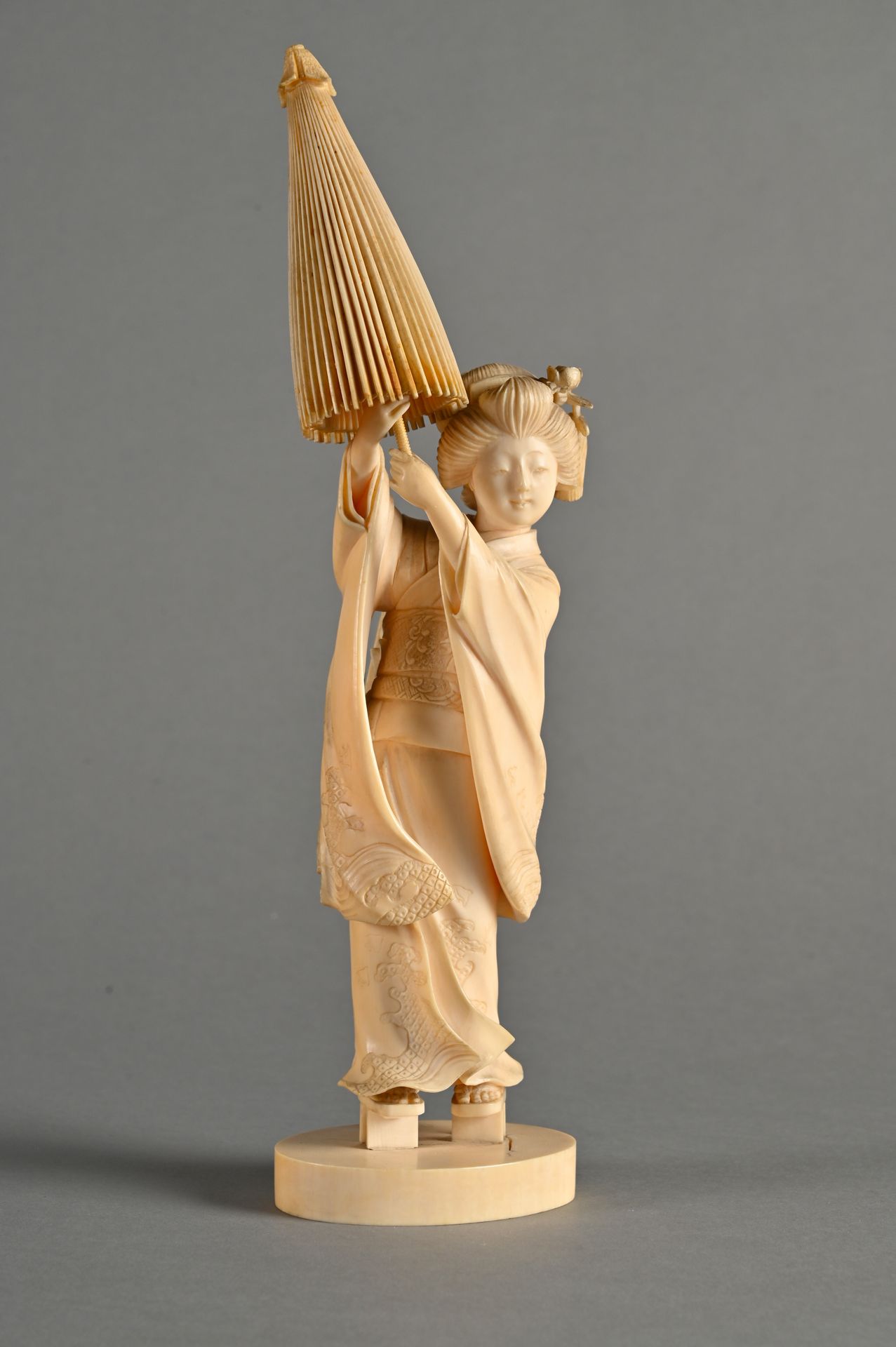 **JAPON, Epoque Meiji Okimono en ivoire représentant une geisha à l'ombrelle. 

&hellip;