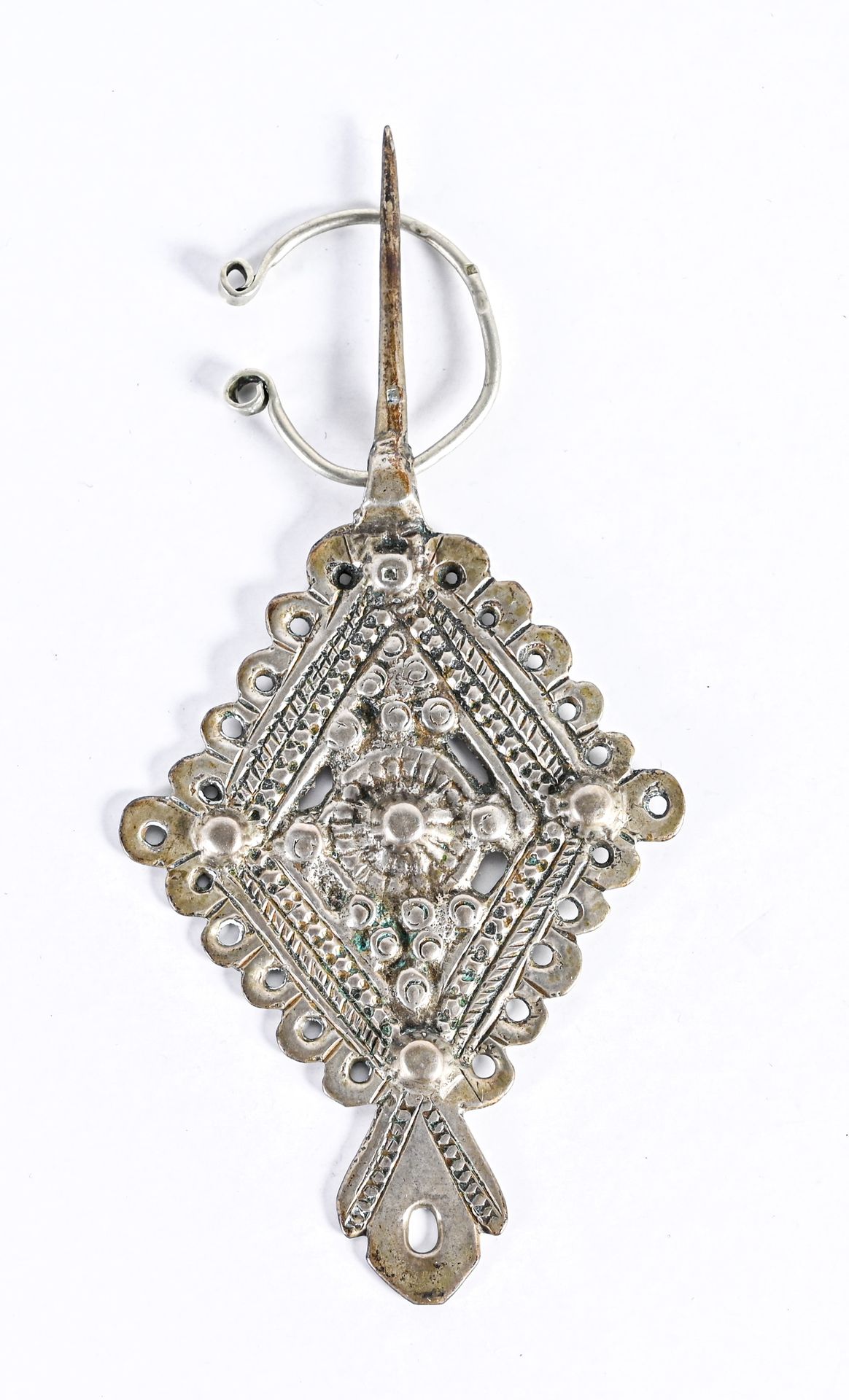 FIBULE 
in silver, diamond-shaped 




Tunisian work of the XXth century




H. &hellip;