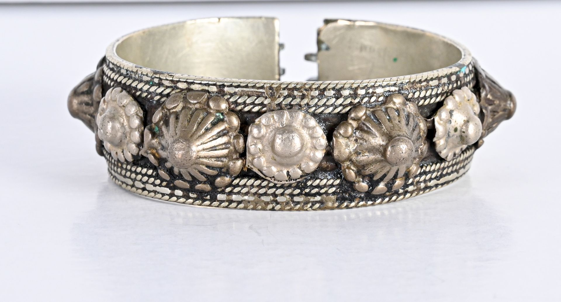 Bracelet de cheville 
in silver with conical decoration, decorated with corals.
&hellip;