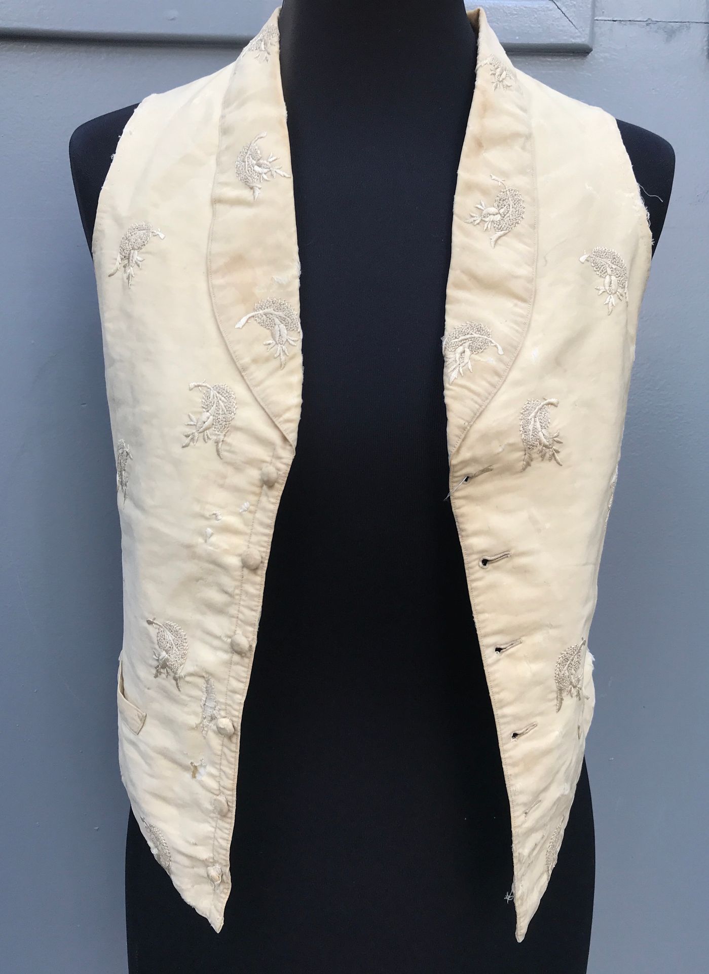 Gilet brodé, Époque romantique shawl collar waistcoat in cream twill embroidered&hellip;