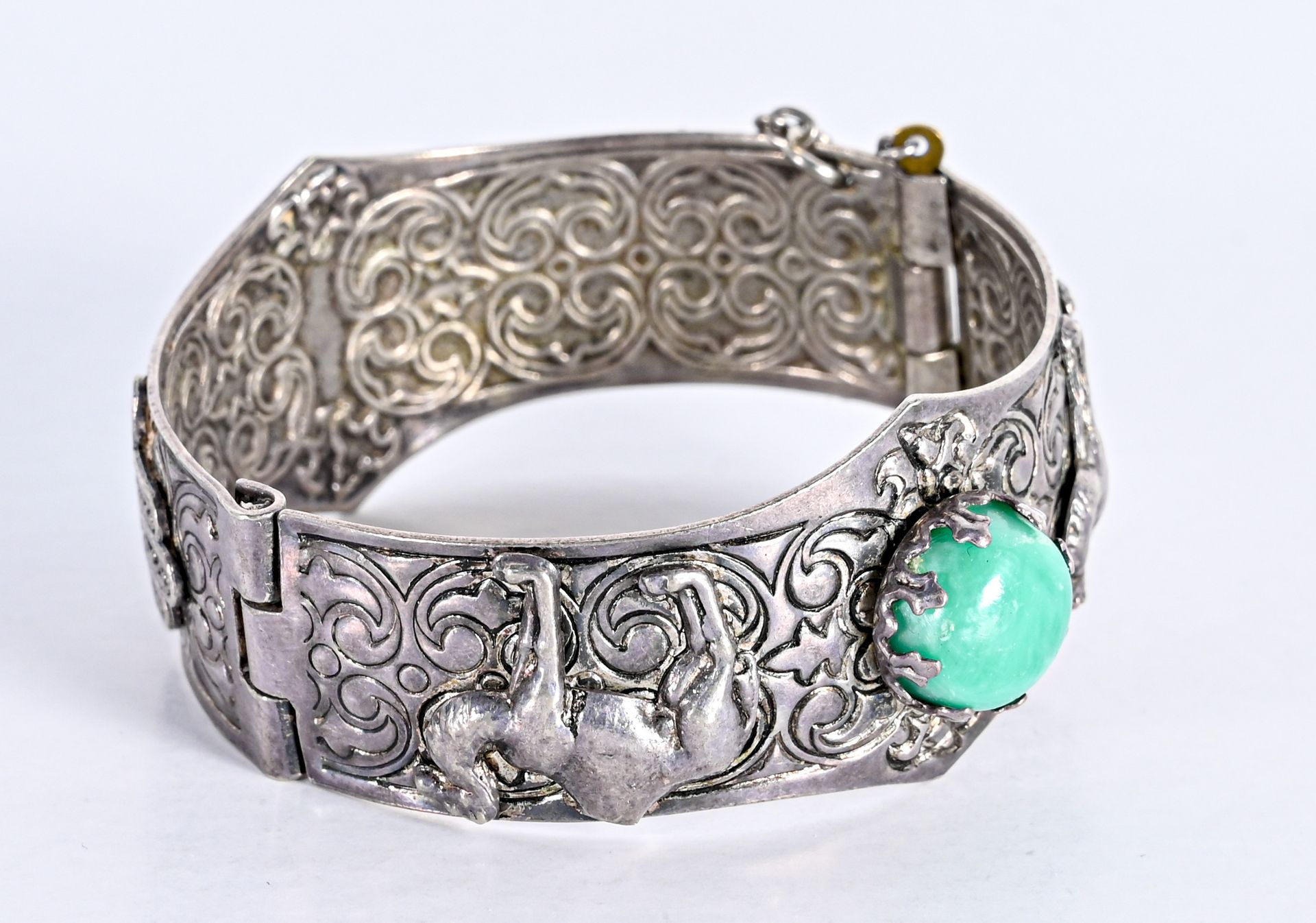 Bracelet ethnique en argent 
con decorazione cesellata di dromedari e mani di Fa&hellip;