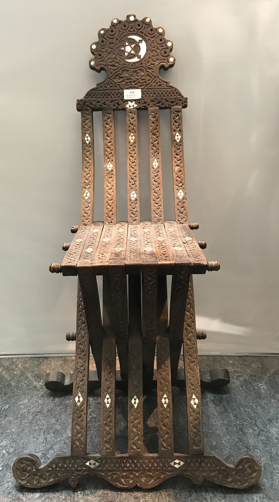 Chaise Syrienne En bois sculpté et incrustations de nacre. 

Dans l'état

H. 35 &hellip;