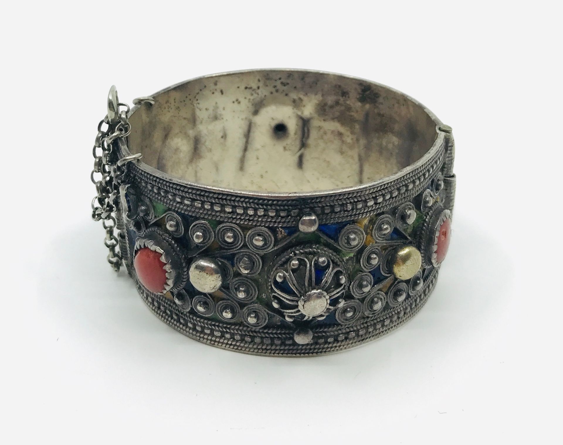 Bracelet en argent 
decorated with coral and enamel blue, green and yellow. Hing&hellip;