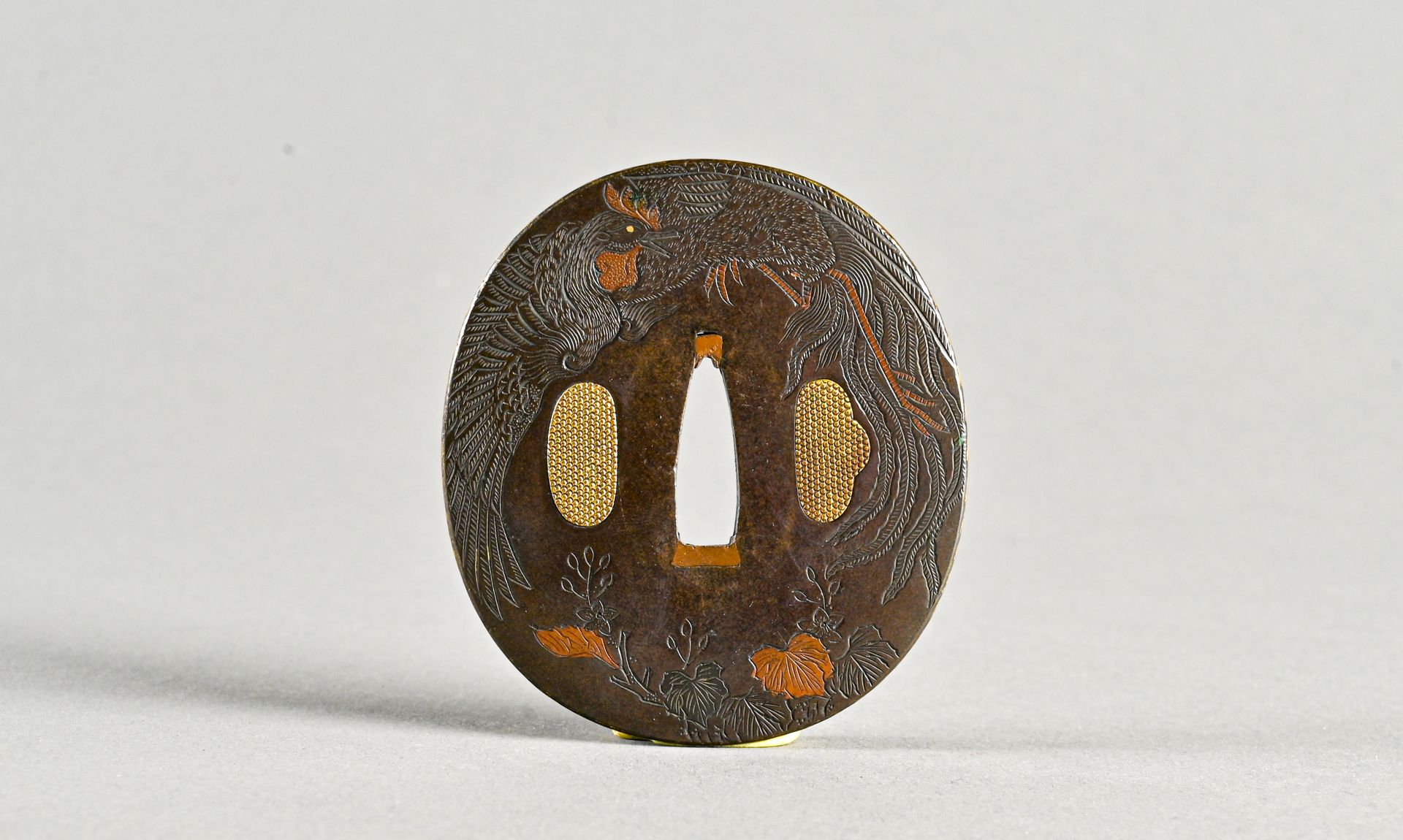 JAPON, XIXe siècle Tsuba ronde en bronze décorée de phœnix aux yeux incrustés d'&hellip;