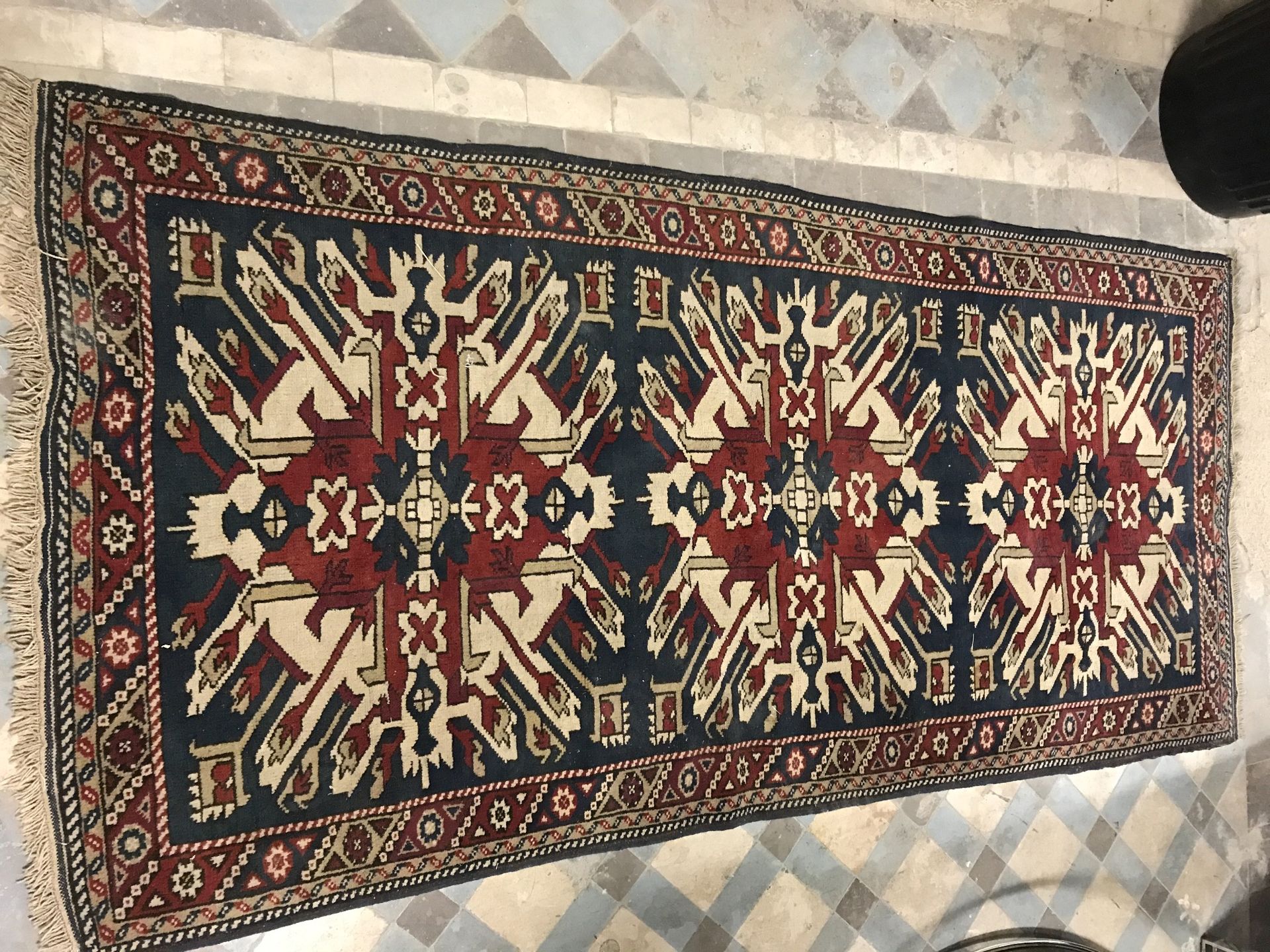 CAUCASE Galerieteppich mit drei geometrischen Medaillons, rot und elfenbeinfarbe&hellip;