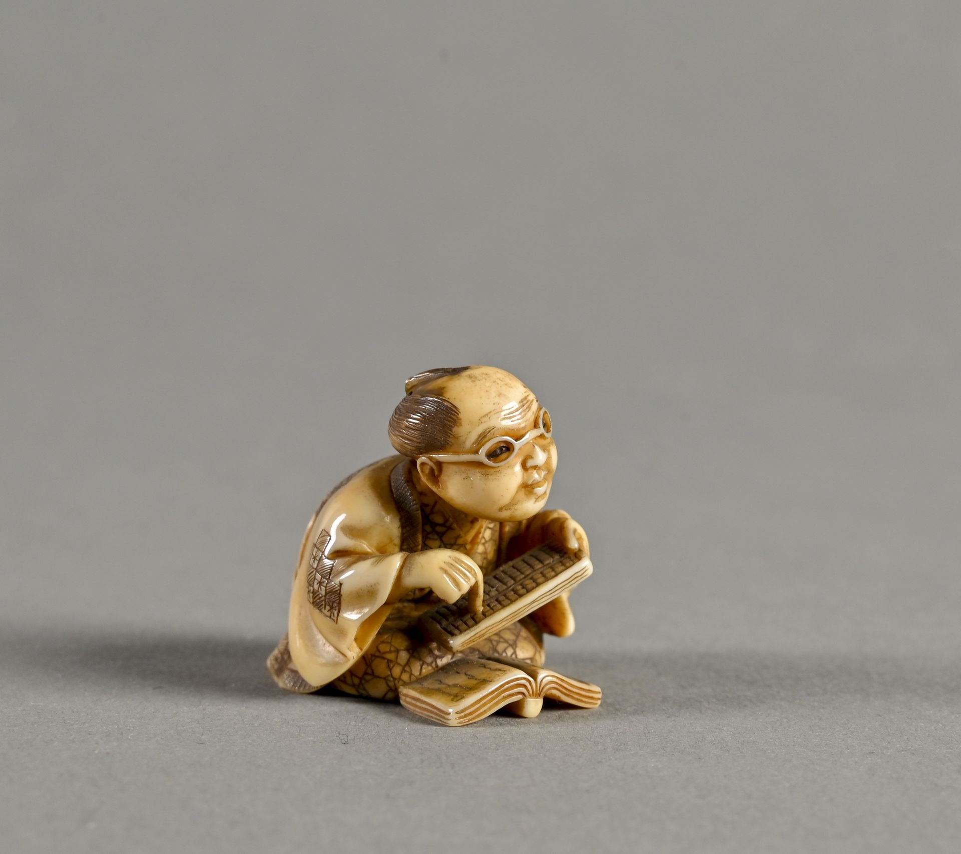 **JAPON, Epoque Meiji Fin XIXe siècle Ivory Netsuke representing an accountant w&hellip;