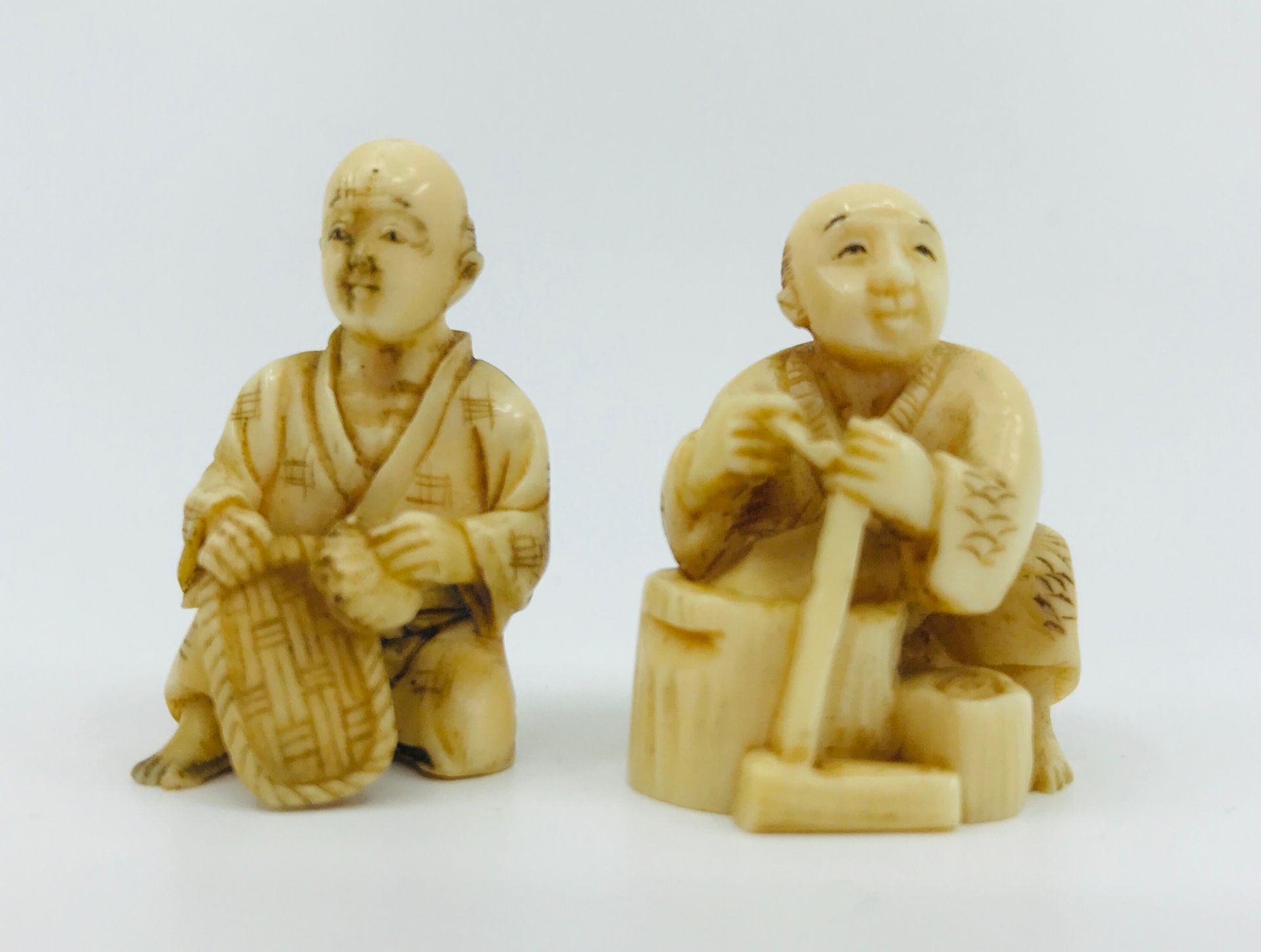 **JAPON, Epoque Meiji 两件象牙网罩，代表两个农民在活动。

H.3厘米AS