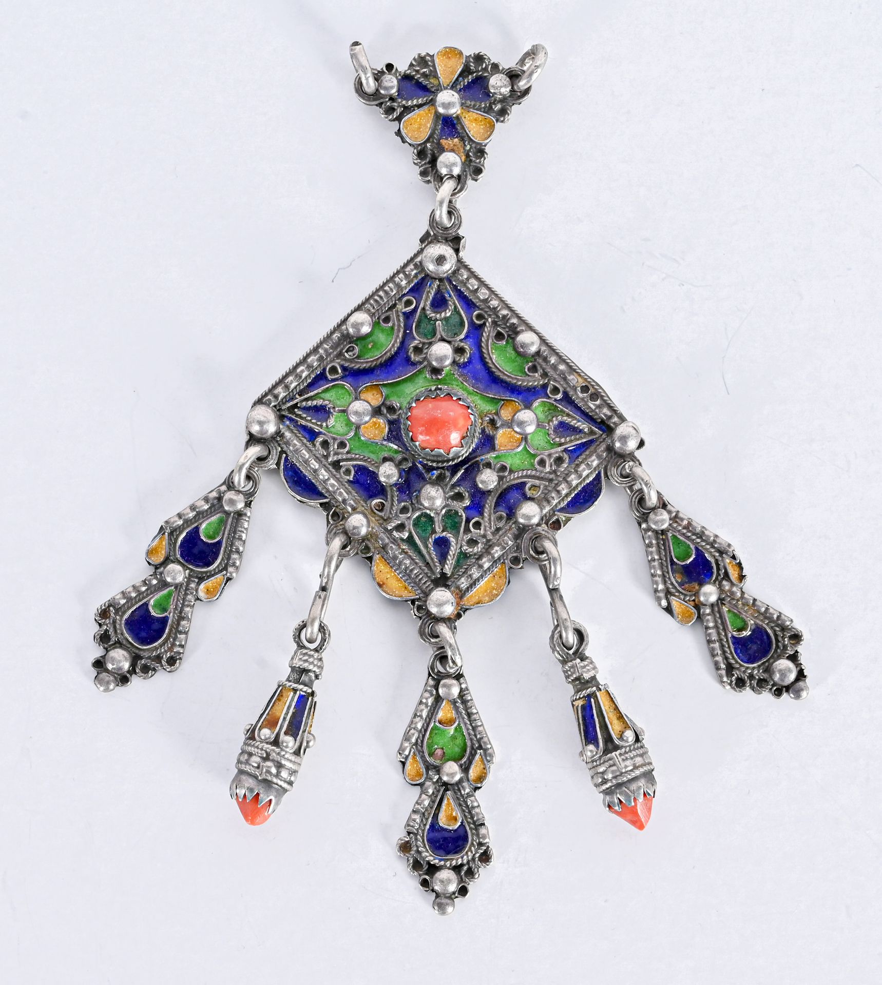 Fibule en argent 
square shape with pendants, decorated with coral cabochons and&hellip;