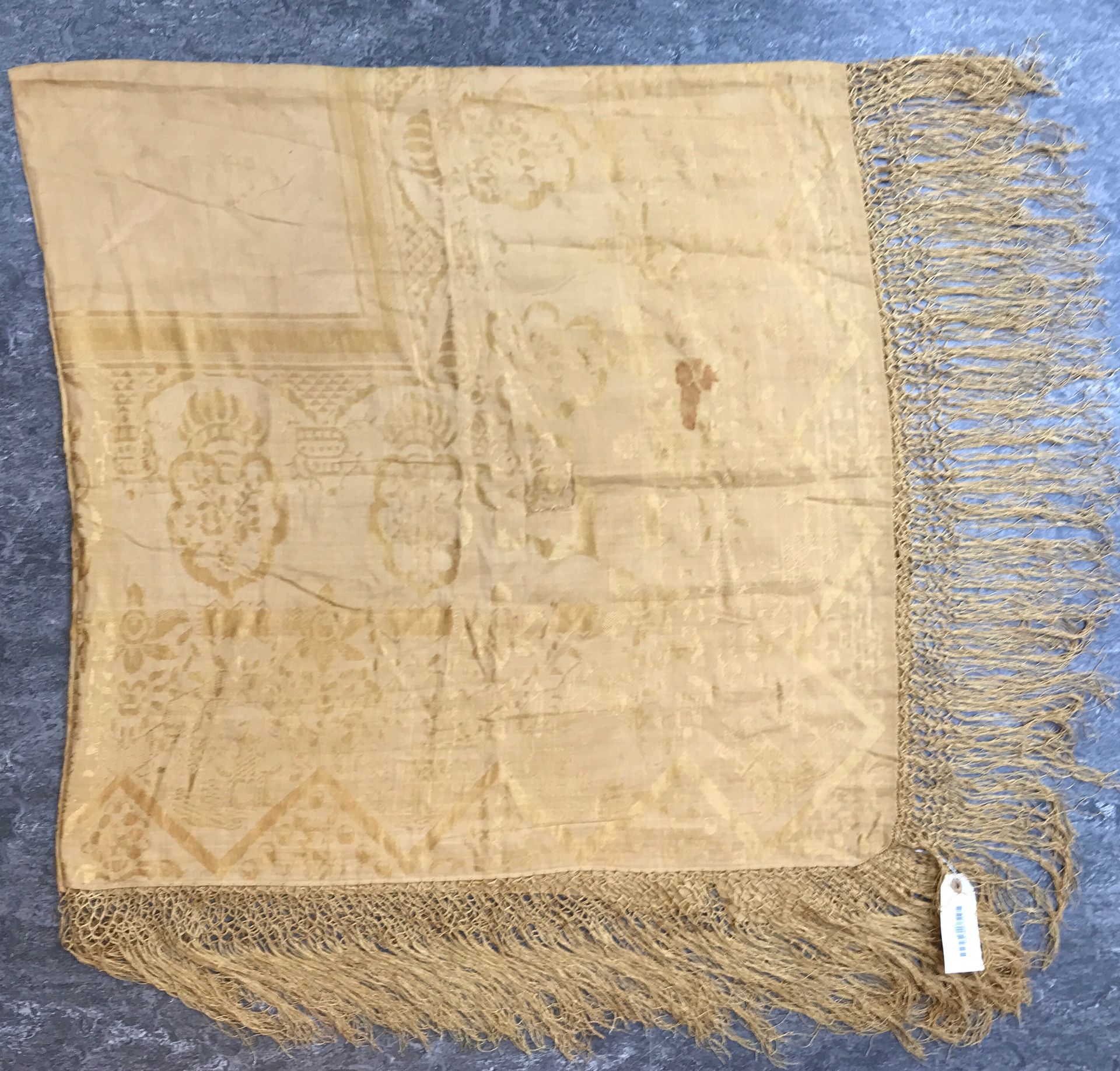 Grande étole carrée 黄色的丝绸，周围有流苏，有几何刺绣。

l.140 cm - L. 140 cm

污渍和撕裂