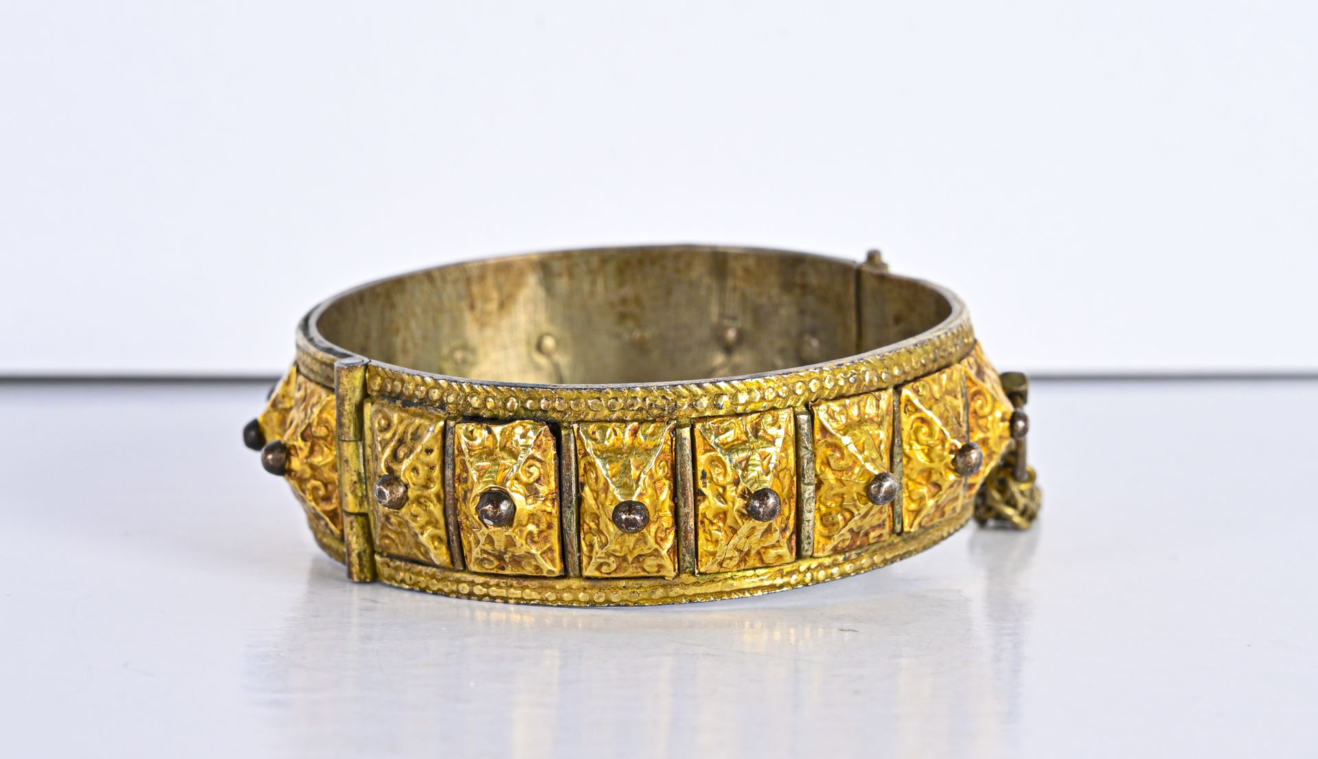 Bracelet en or et argent 
à décor pyramidal, orné de deux chainettes et d'une pe&hellip;