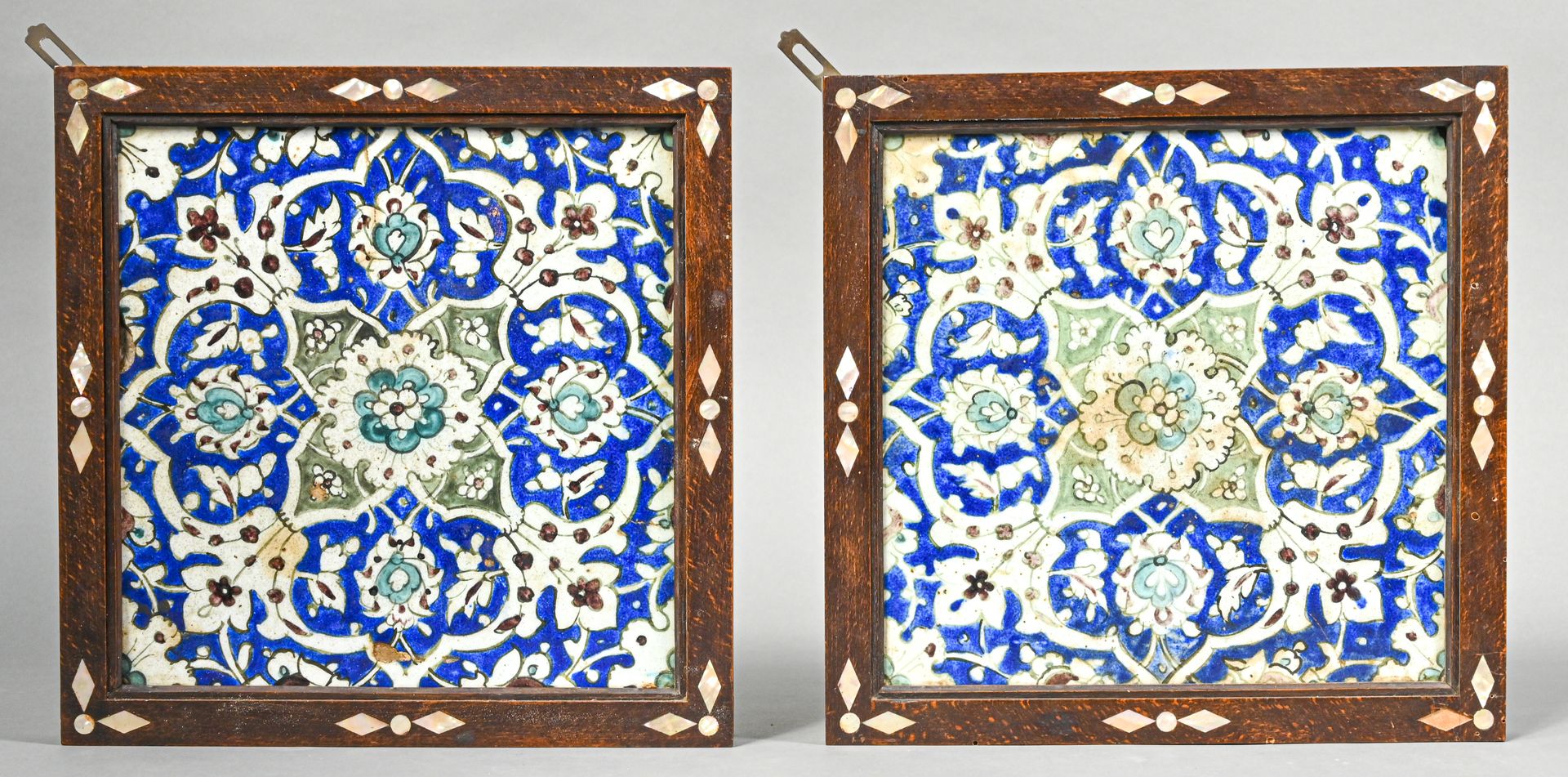 DAMAS - XVIIème siècle Pair of glazed ceramic floor tiles with Iznik decoration
&hellip;