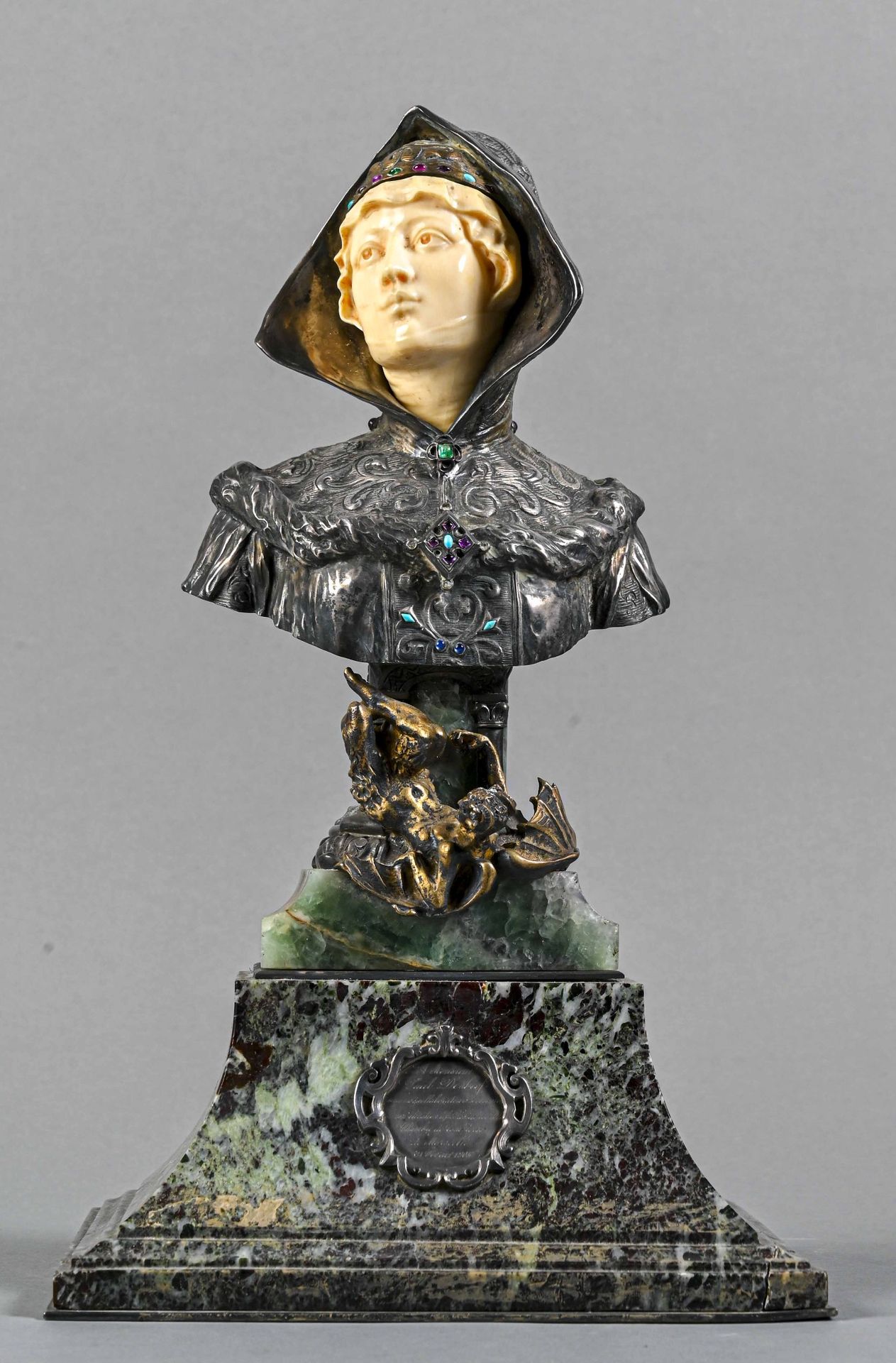 Eugène BERNOUD (XIX-XX) 
"美丽战胜了魔鬼"。




象牙头的麒麟，身穿银色和鎏金的青铜装，镶嵌着五彩的玻璃凸圆形。底座的上半部分装饰&hellip;