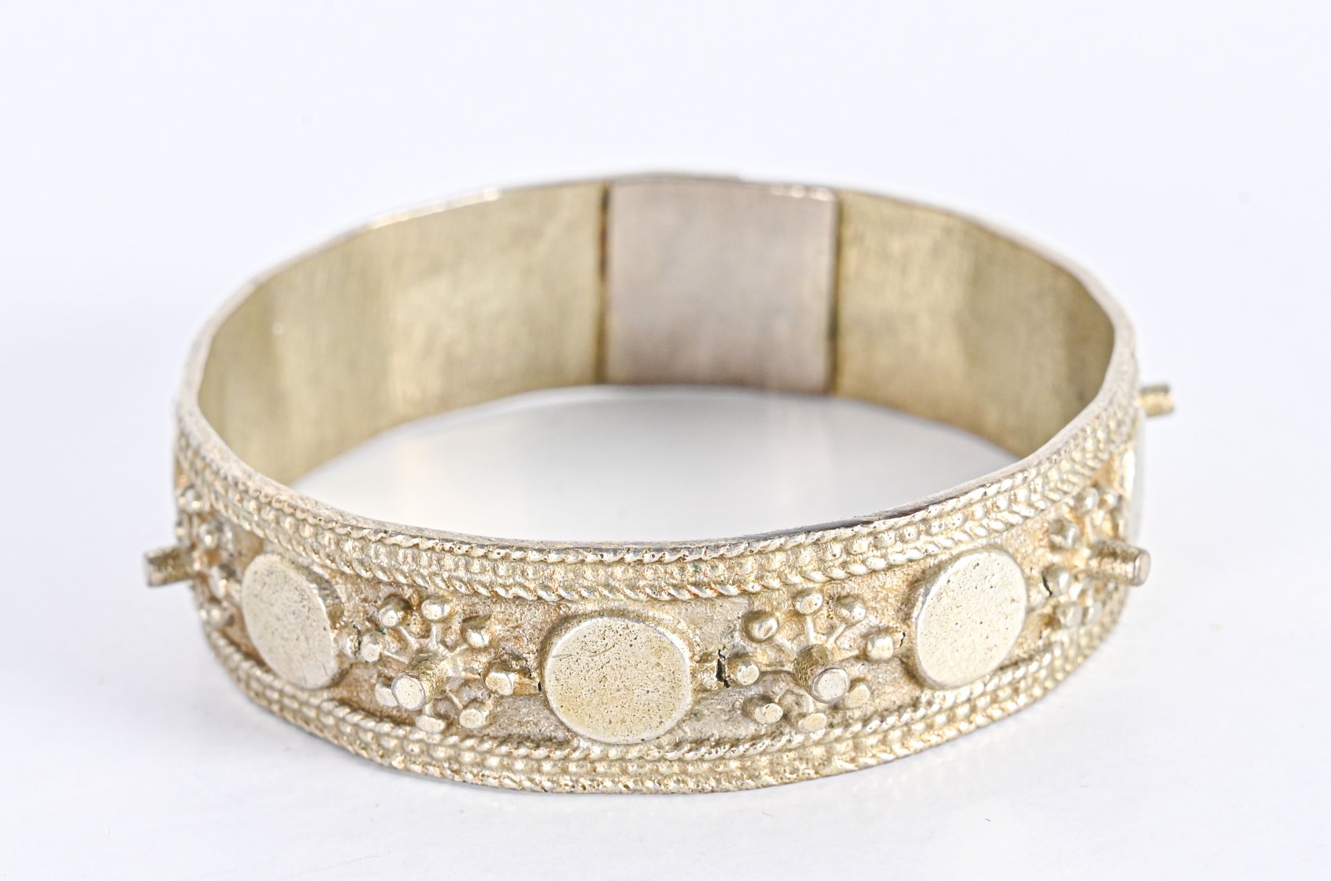 Bracelet ethnique 
in chased brass decorated with flowers and pastilles.




D. &hellip;